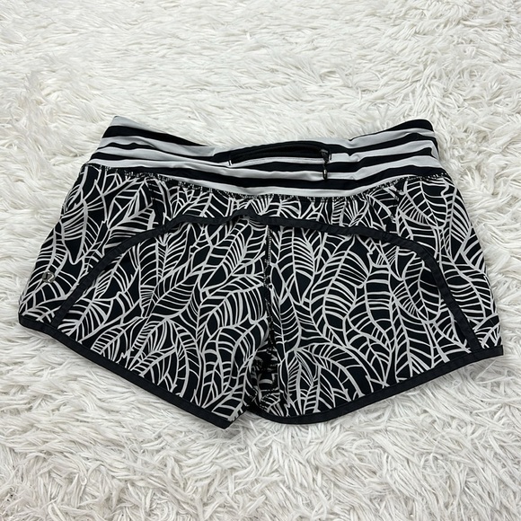 Lululemon Run Times Short *4-way stretch Pretty Palm Black Angel Wing / Black - Picture 4 of 6